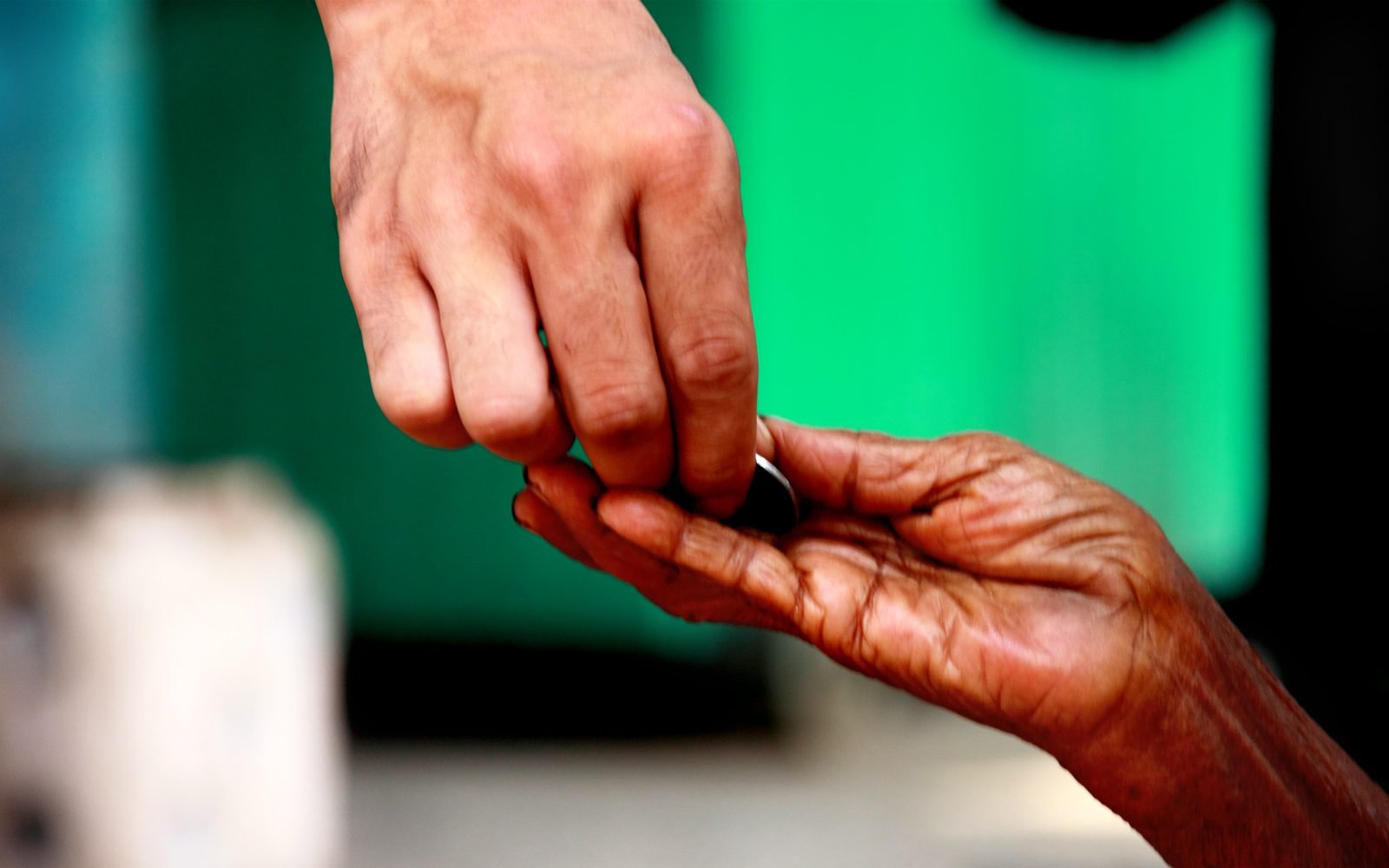 Membantu Keluarga: Sedekah yang Paling Utama