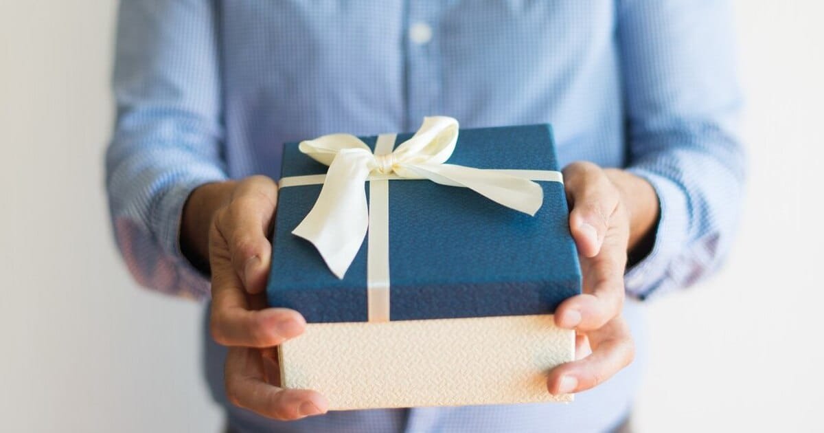 Saling Memberi Hadiah Menguatkan Cinta